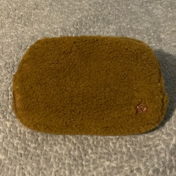 Lululemon NEW WITH TAG Everywhere Belt Bag Brown Fleece (Unisex) 1L - Picture 3 of 9